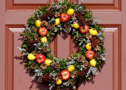 Christmas_wreath_iStock_000002398183XSmall